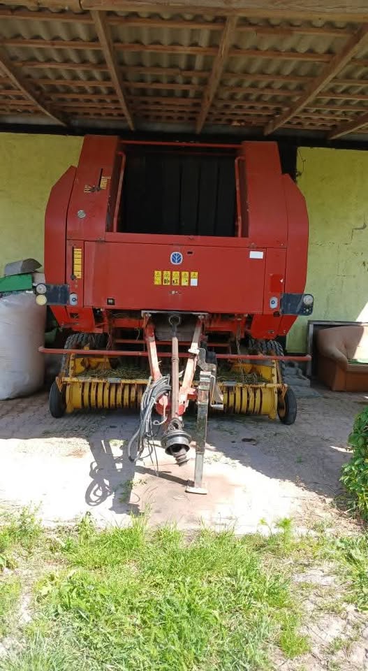 New Holland BR750