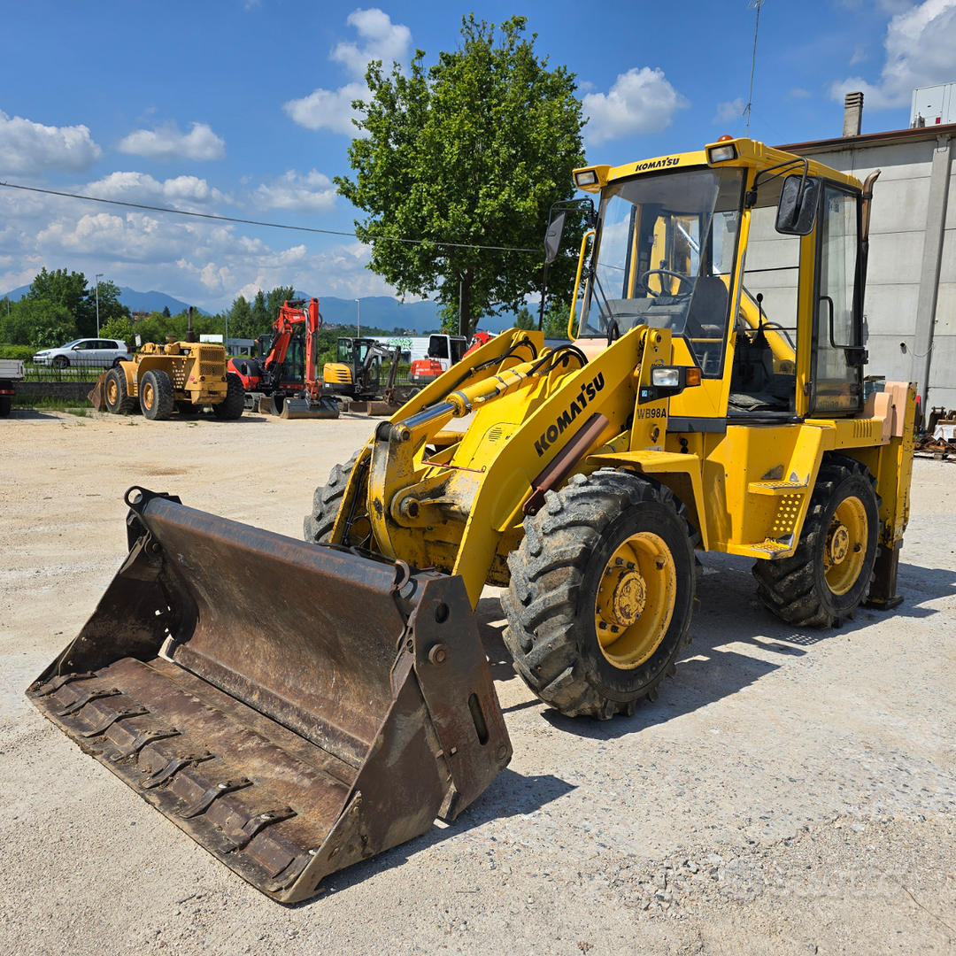 Buldoexcavator KOMATSU WB98A-2